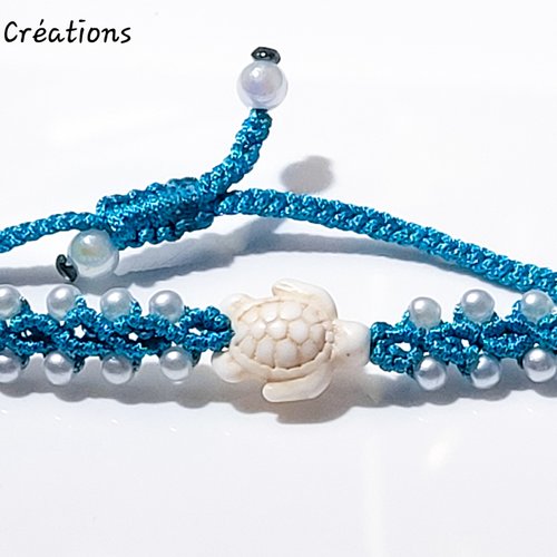 Bracelet tortue blanc crème en micro macramé bleu turquoise et perles blanches nacrée