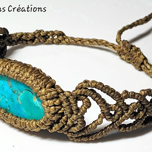 Bracelet en micro macramé  avec une turquoise kingman ciel naturelle