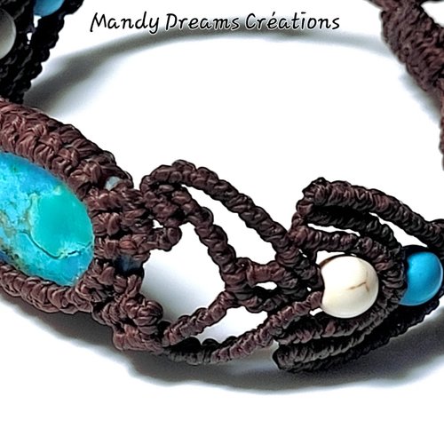Bracelet en micro macramé  avec une turquoise kingman ciel naturelle et fil chocolat