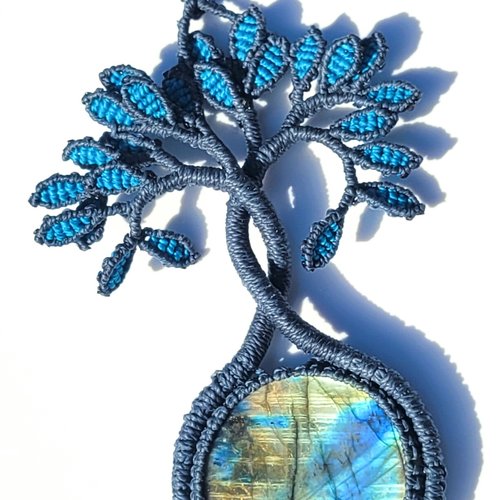 Collier arbre de vie  en micro macramé bleu avec labradorite naturelle