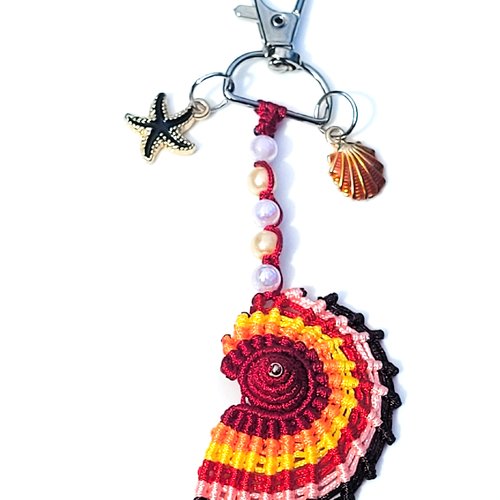 Bijoux de sac ,porte-clefs coquillage en macramé bordeaux,rouge,orange