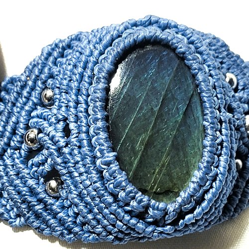 Bracelet manchette en micro macramé avec  labradorite naturelle