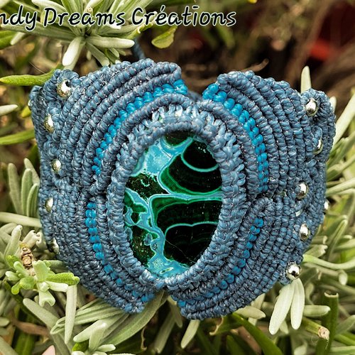Bracelet manchette en micro macramé avec crysocolle malachite naturelle