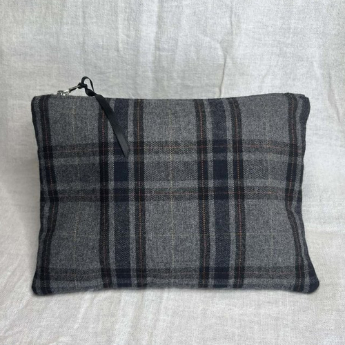 Trousse plate en tartan gris