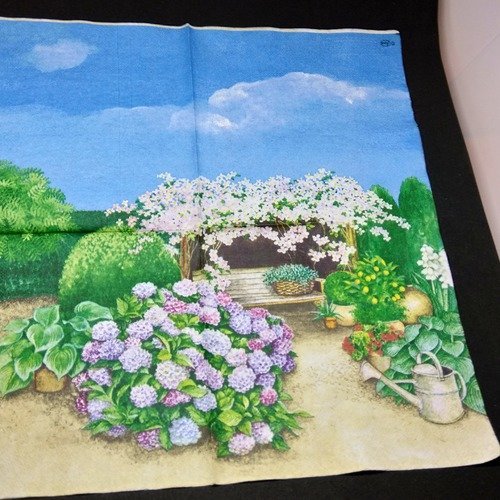 Serviette papier/napkin  "paysage de campagne, banc, tonnelle, hortensias, arrosoir"