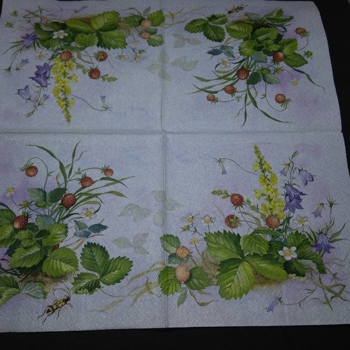 Serviette papier/napkin   "fraises des bois, feuilles et fleurs des champs" 