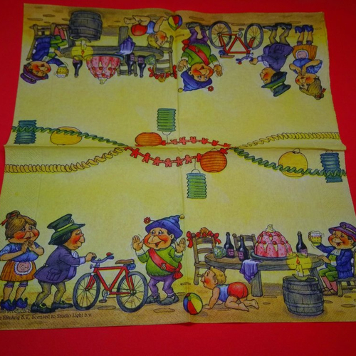 Serviette papier/napkin: enfant  "dans le village de gnomes la fête d'anniversaire, gâteau, bière, chopes, vélo, lampions" 