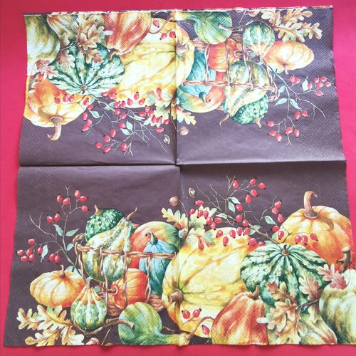 Serviette papier/napkin: "citrouilles, courges, panier osier, baies rouges, feuilles de chêne"