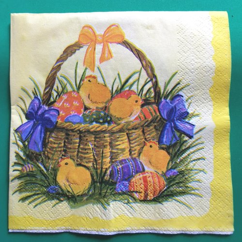 Serviette papier/napkin : "poussins, œufs de pâques, panier en osier, rubans"