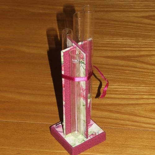 Porte-fleurs de couleur rose fuchsia et motifs orchidées avec 4 éprouvettes