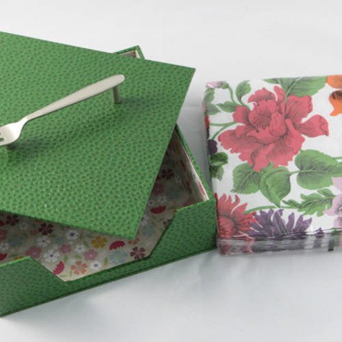 Présentoir à serviettes en carton recouvert de simili cuir vert  et de papier imprimé fantaisie fleurs 