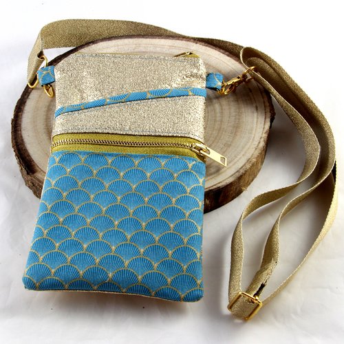 Pochette pour y ranger divers accessoires : un téléphone, des lunettes, papiers d'identité, cartes,