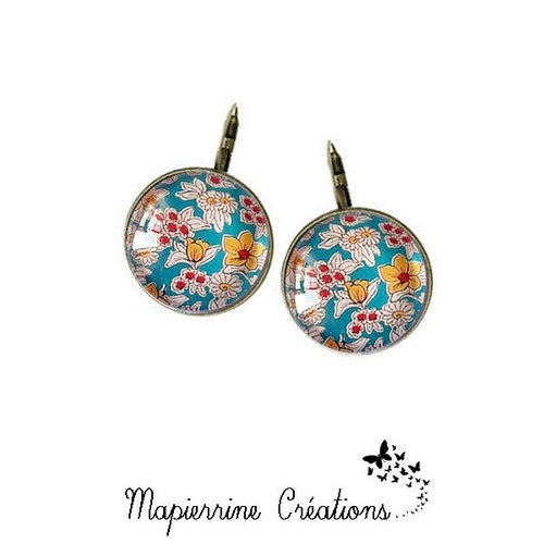 Boucles d'oreilles dormeuse métal bronze cabochon verre fleurs fond bleu
