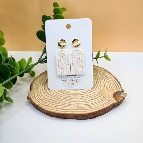 Boucles d'oreille femme, boucles légères en pâte polymère, boucles fait main ton blanc décor plume