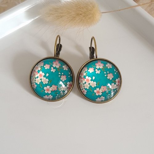 Boucles d'oreilles dormeuse métal bronze cabochon verre fleur de pommier