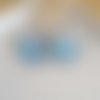 Boucles d'oreilles dormeuse métal bronze cabochon verre fleur bleue