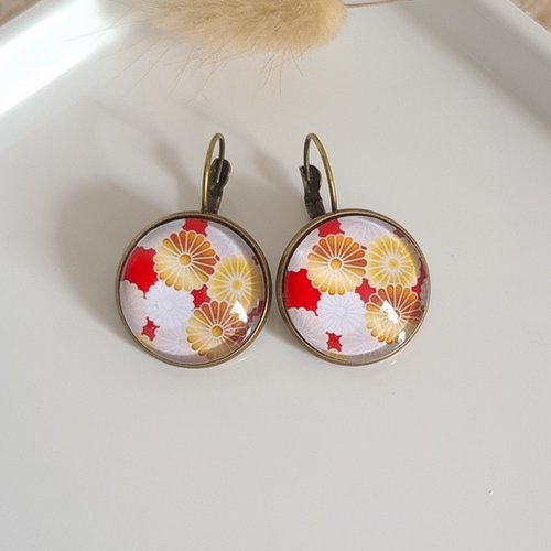 Boucles d'oreilles dormeuse métal bronze cabochon verre fleur blanc dore