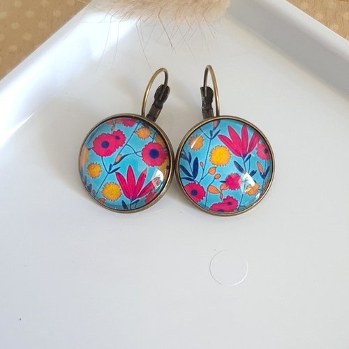 Boucles d'oreilles dormeuse métal bronze cabochon verre fleur fond bleu