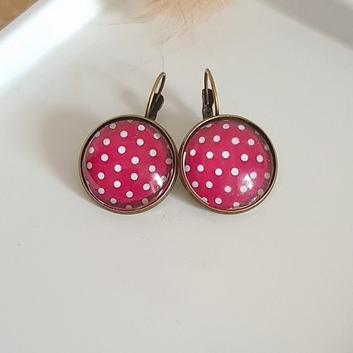 Boucles d'oreilles dormeuse métal bronze cabochon verre pois blanc fond fushia