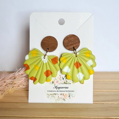 Boucles d’oreilles prairie vert anis, pâte polymère et bois, acier inoxydable, fait main en france par mapierrine collection prairie