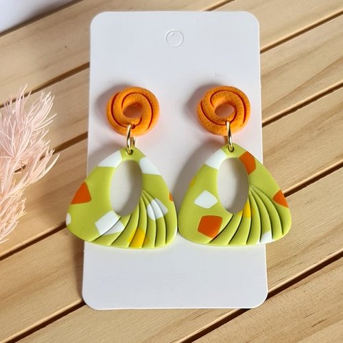 Boucles d’oreilles prairie vert anis, pâte polymère et bois, acier inoxydable, fait main en france par mapierrine collection prairie