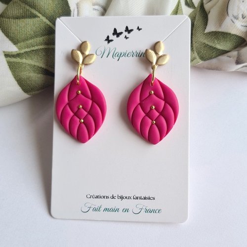 Boucles d’oreille en pâte polymère framboise pendantes artisanales marbrées et résinées attache acier inoxydable fait main en france