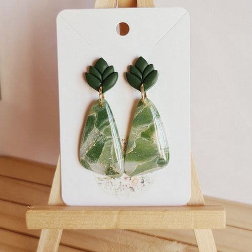 Boucles d’oreilles vert forêt en pâte polymère et acier inoxydable fait main en france, style végétal collection sous bois mapierrine