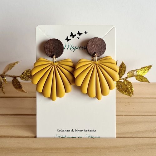 Boucles d’oreille artisanales en pâte polymère moutarde, attache bois, fait main en france