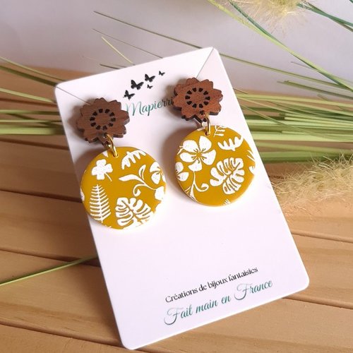 Boucles d’oreille fleurs moutarde en pâte polymère – attache bois, bijoux faits main en france