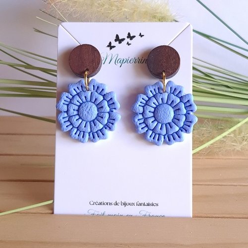 Boucles d’oreille fleur bleue en pâte polymère attache bois bijoux faits main en france par mapierrine