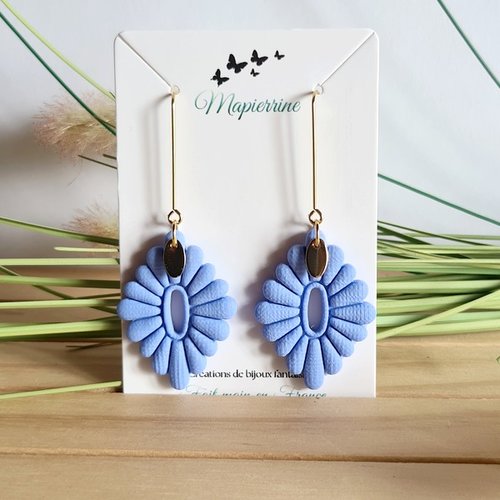 Boucles d’oreille fleur en pâte polymère bleu lavande fait main en france attache acier inoxydable doré bijou artisanal mapierrine
