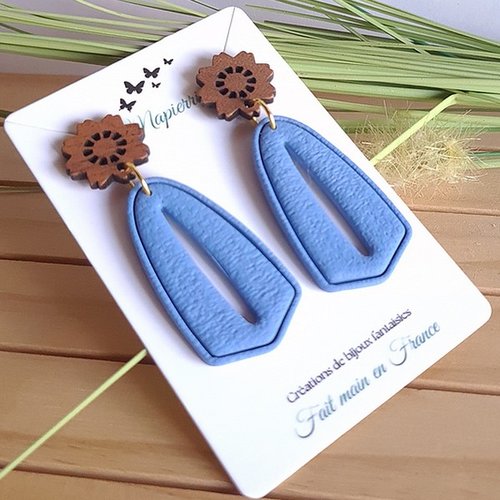 Boucles d’oreilles artisanales en pâte polymère bleu attache fleur en bois fait main en france par mapierrine