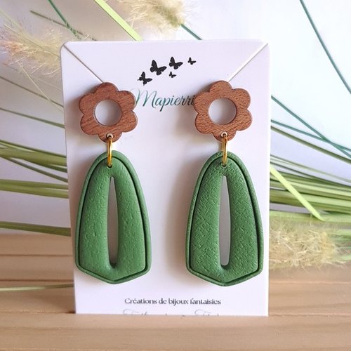 Boucles d’oreilles artisanales en pâte polymère verte attache fleur en bois fait main en france par mapierrine