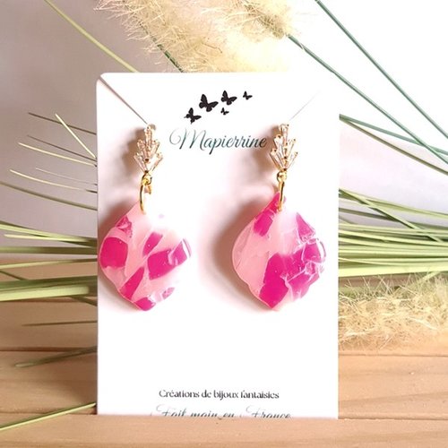 Boucles d’oreille en pâte polymère translucide rose, attache laiton doré et zircons bijoux faits main en france par mapierrine