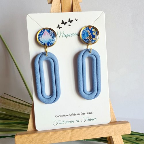 Boucles d’oreille artisanales en pâte polymère bleu, papier résiné et acier inoxydable doré fait main en france