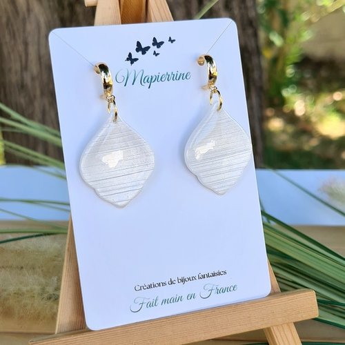 Boucles d’oreilles pendantes en pâte polymère blanc nacré et acier inoxydable doré b