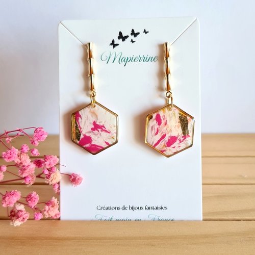 Boucles d’oreilles hexagonales en pâte polymère – fait main en france eclats de rose et d or