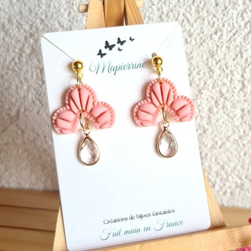 Boucles d’oreilles artisanales en pâte polymère rose avec breloque goutte en verre