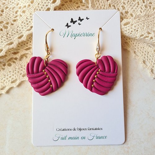 Boucles d’oreille cœur en pâte polymère - bordeaux, perles dorées et acier inoxydable doré