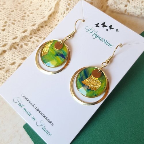 Boucles d’oreille artisanales en pâte polymère translucide vert, bleu et doré