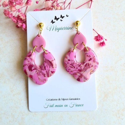 Boucles d’oreille pendantes roses en pâte polymère résinée – fait main