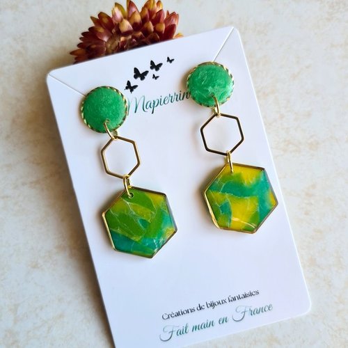 Boucles d’oreilles hexagonales vert émeraude et jaune en pâte polymère résinée