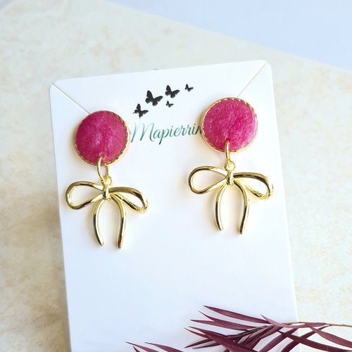 Boucles d’oreilles nœud doré attache rose fuchsia en pâte polymère résinée