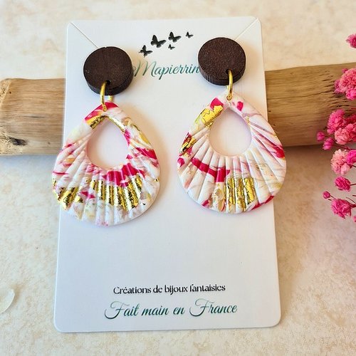 Boucles d’oreilles pendantes artisanales en pâte polymère et bois  rose, blanc, doré