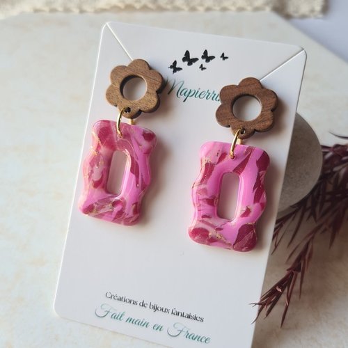 Boucles d’oreilles fleuries roses en pâte polymère résinée attache fleur en bois