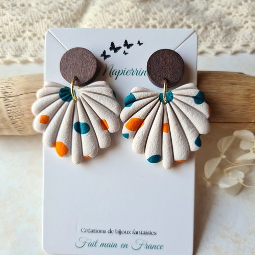 Boucles d’oreilles créoles éventail en pâte polymère et bois – fait main