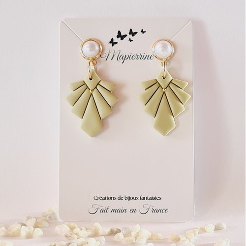 Boucles d’oreille  en pâte polymère, acier inoxydable, cabochon blanc feuille amande