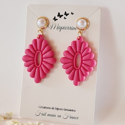 Boucles d’oreille  en pâte polymère, acier inoxydable, cabochon blanc framboise