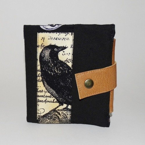 Petit portefeuille compact  pour homme en toile noire, original et pratique, tissu noir style gothique avec des corbeaux , cuir marron clair