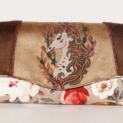 Grand portefeuille brodé pour femme, en suédine  marron ,  tissu beige avec des fleurs et des pois , broderie licorne